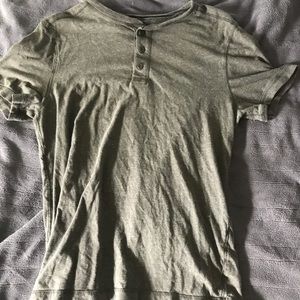 gray short sleeve t-shirt